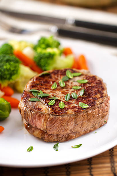 牛肉のフィレ肉、野菜 - filet mignon steak cauliflower veal ストックフ��ォトと画像