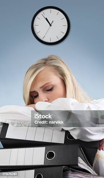 Secretário Cansado De Dormir No Escritório - Fotografias de stock e mais imagens de Adolescente - Adolescente, Relógio, Adulto