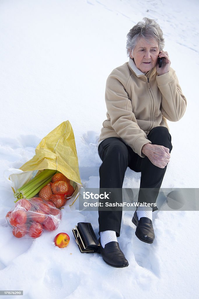 broken caviglia dopo autunno sulla neve - Foto stock royalty-free di Adulto