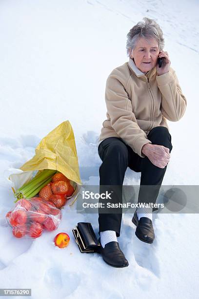 Broken Caviglia Dopo Autunno Sulla Neve - Fotografie stock e altre immagini di Adulto - Adulto, Assicurazione, Bellezza