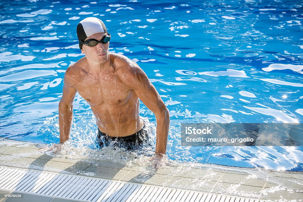 Macho nadador - Foto de stock de 20 a 29 años libre de derechos