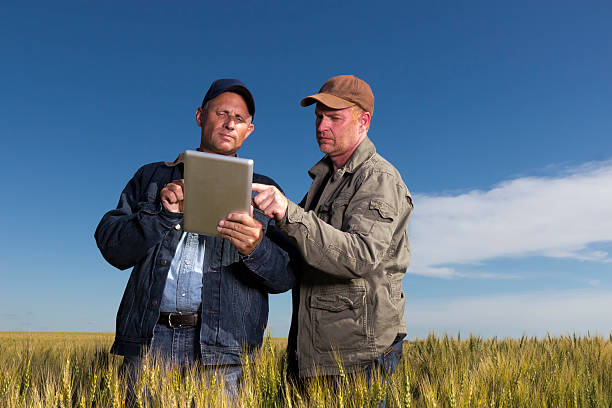 gli agricoltori e un tablet pc - ipad farmer agronomy pc foto e immagini stock