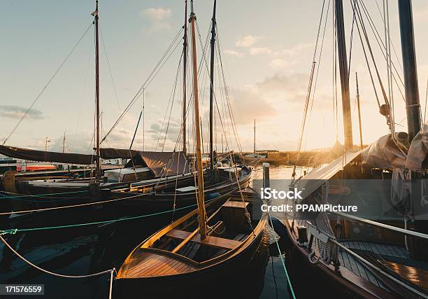 Barcos Acoplado A La Marina Foto de stock y más banco de imágenes de Agua - Agua, Aire libre, Amarrado