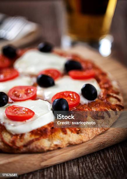 Pizza E Cerveja - Fotografias de stock e mais imagens de Almoço - Almoço, Assado no Forno, Azeitona