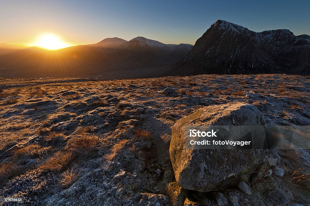 Golden Highland dawn Glencoe mountain sunrise Buachaille Etive Mòr Escocia - Foto de stock de Montaña libre de derechos