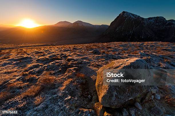 Golden Highland Dawn Glencoe Mountain Sunrise Buachaille Etive Mòr Escocia Foto de stock y más banco de imágenes de Montaña