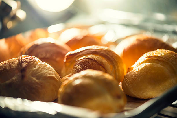 croissants de cozedura no forno - pão fresco imagens e fotografias de stock