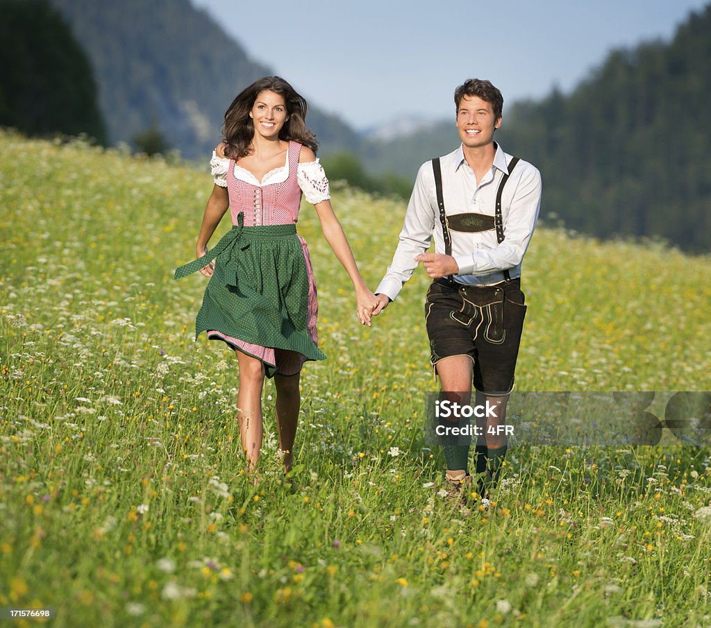 Couple dans la cuisine traditionnelle Tracht running through the Meadows (XXXL) - Photo de Knickers en cuir libre de droits