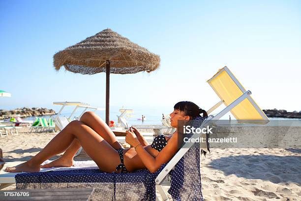 디지털 태블릿 사용하여 해변의 리치오네에 대한 스톡 사진 및 기타 이미지 - 리치오네, 십대, 일광욕