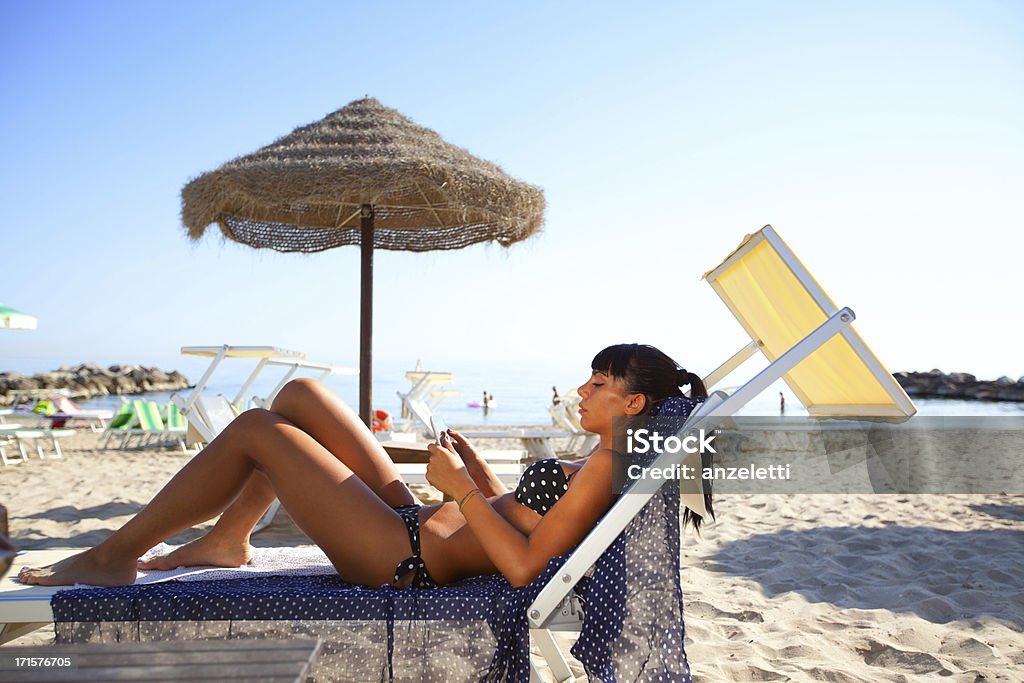 Za pomocą cyfrowego tabletu na plaży - Zbiór zdjęć royalty-free (Riccione)