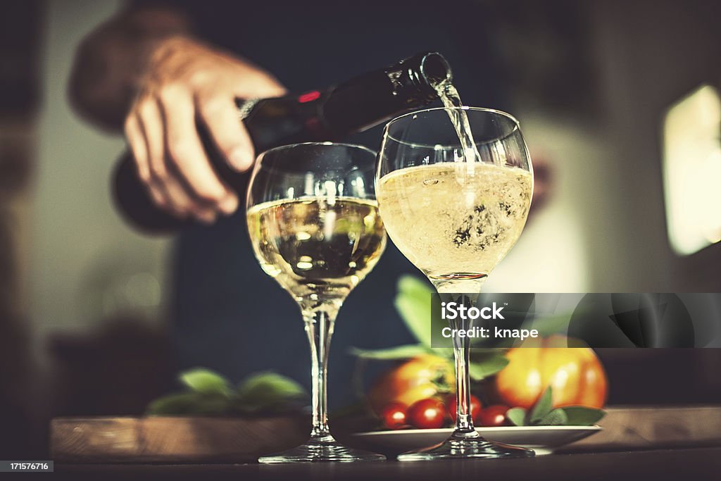 Mann gießen Sekt - Lizenzfrei Prosecco Stock-Foto