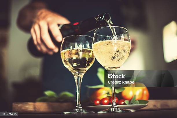 Mann Gießen Sekt Stockfoto und mehr Bilder von Prosecco - Prosecco, Italien, Schaumwein