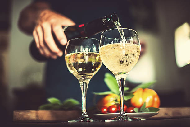 człowiek wlewając wino musujące - champagne champagne flute pouring wine zdjęcia i obrazy z banku zdjęć