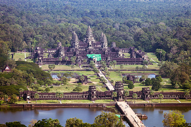 vista aérea de angkor wat, camboja - angkor wat imagens e fotografias de stock