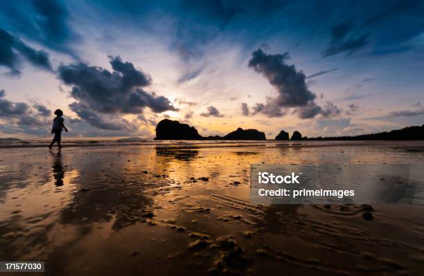 Photo libre de droit de Magnifique Coucher De Soleil Sur La Mer Tropical Spectaculaire banque d'images et plus d'images libres de droit de Crépuscule