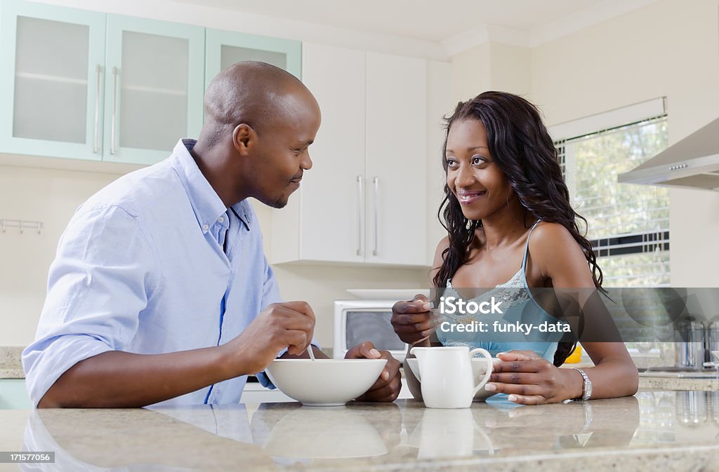 Africano família comer o pequeno-almoço - Royalty-free 25-29 Anos Foto de stock