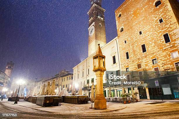 Nevar En Verona Por La Noche Foto de stock y más banco de imágenes de Aire libre - Aire libre, Amanecer, Anochecer
