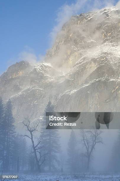 Azul Misty Mañana En Yosemity National Park Foto de stock y más banco de imágenes de Invierno - Invierno, Parque Nacional de Yosemite, Acantilado