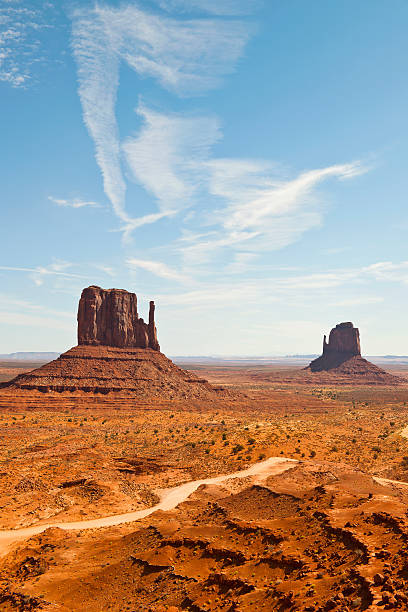 awsome formacje skalne w monument valley, stany zjednoczone - natural landmark outdoors vertical saturated color zdjęcia i obrazy z banku zdjęć