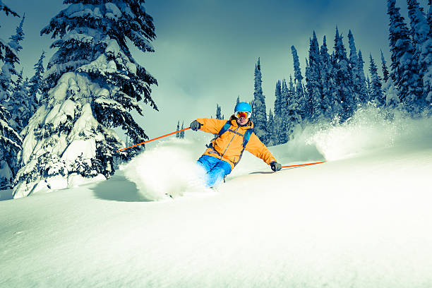 skifahren im pulverschnee - skiing powder snow flash snow stock-fotos und bilder