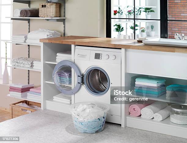 Sala De Roupa Suja - Fotografias de stock e mais imagens de Máquina de Lavar Roupa - Máquina de Lavar Roupa, Casa de Banho Doméstica, Casa de banho