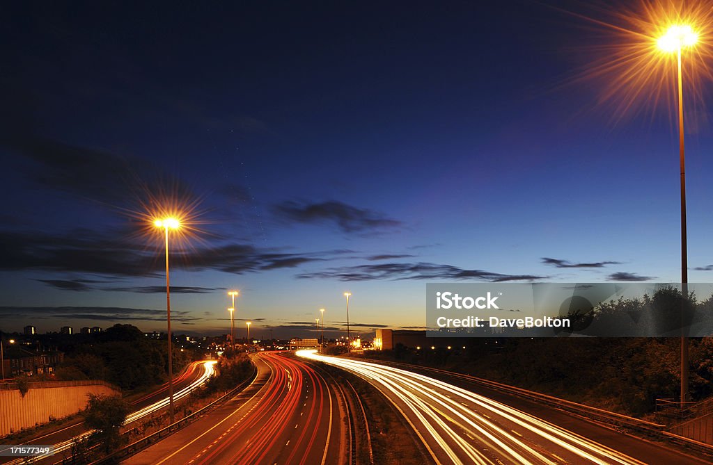 Ora di punta in autostrada di notte con luce sentieri - Foto stock royalty-free di Autostrada a corsie multiple