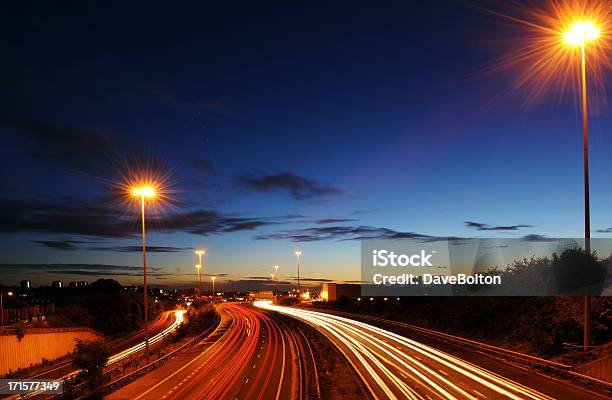 Ora Di Punta In Autostrada Di Notte Con Luce Sentieri - Fotografie stock e altre immagini di Autostrada a corsie multiple