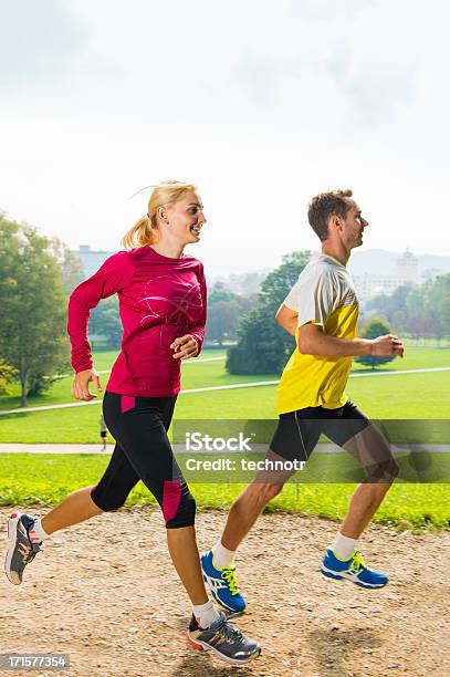 Pareja Joven Para Correr En El Parque Foto de stock y más banco de imágenes de 20-24 años - 20-24 años, Actividad, Actividad física