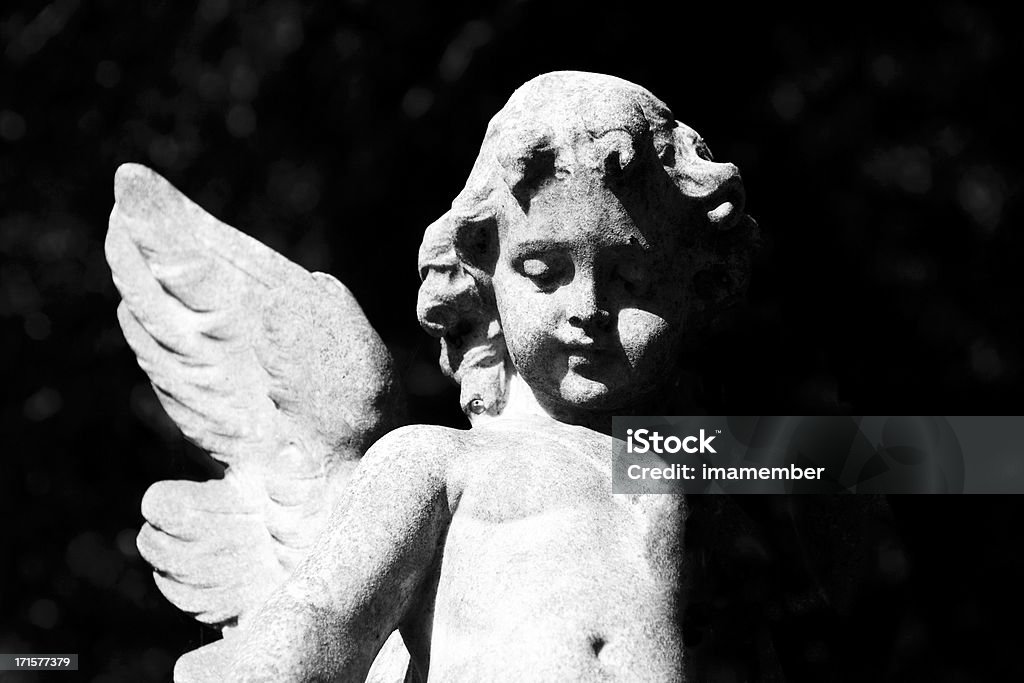 Statua di Cherubino-angelo contro nero sfondo, copia spazio - Foto stock royalty-free di Angelo