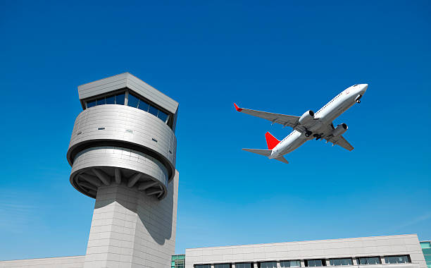 aeropuerto, torre de control, avión de pasajeros - air traffic control tower fotografías e imágenes de stock