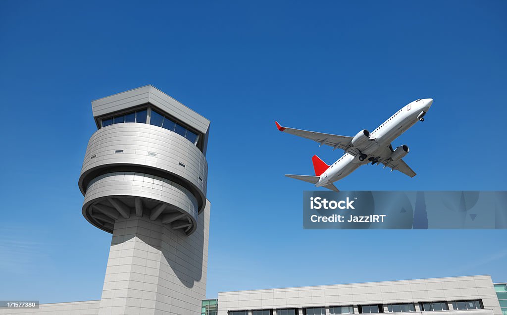 Torre de controlo do aeroporto e avião de passageiros - Royalty-free Torre de Controlo de Tráfego Aéreo Foto de stock