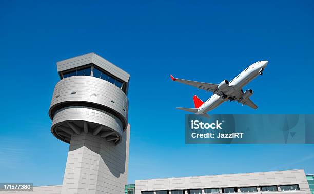 Torre De Controlo Do Aeroporto E Avião De Passageiros - Fotografias de stock e mais imagens de Torre de Controlo de Tráfego Aéreo