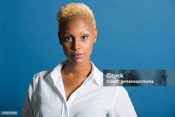 Echte Frau Stockfoto und mehr Bilder von Afrikanischer Abstammung - Afrikanischer Abstammung, Attraktive Frau, Blau