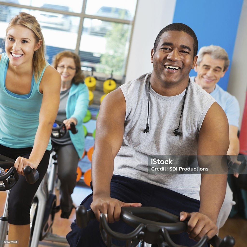 Homem a desfrutar de ciclismo na sua Aula de Exercício Físico - Royalty-free Clube de Saúde Foto de stock