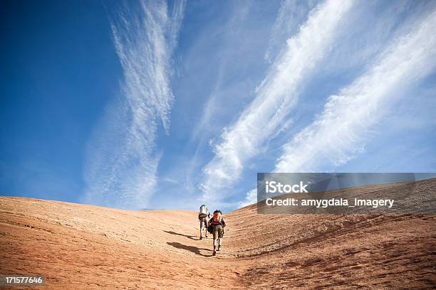 Paisaje Piedra Arenisca Hikers Foto de stock y más banco de imágenes de Excursionismo - Excursionismo, Cuesta arriba, Dos personas