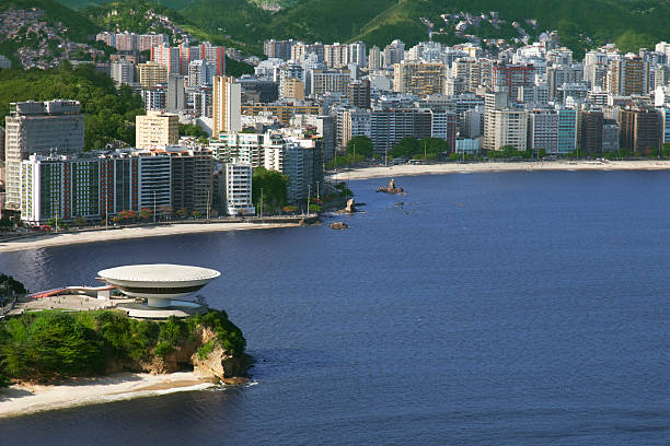 музей современного искусства нимейера знаменитого города в нитерой - rio de janeiro guanabara bay urban scene cityscape стоковые фото и изображения