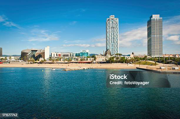 Paseo De Playa De Barcelona Frente Al Mar Mediterráneo De Desarrollo De Verano De Cataluña España Foto de stock y más banco de imágenes de Hotel Arts