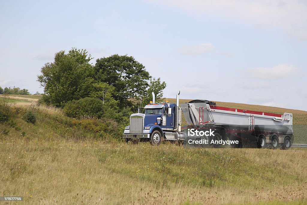 dump camion e rimorchio di Semi - Foto stock royalty-free di Ambientazione esterna