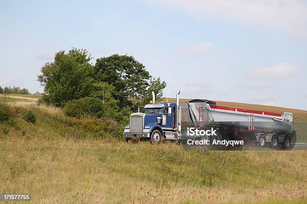 半ダンプトラックトレーラー - トラックのストックフォトや画像を多数ご用意 - トラック, トラック輸送, モータービークル