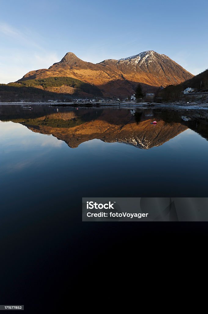 La Scozia Pap di Glencoe mountain riflettendo Highlands a Loch Leven - Foto stock royalty-free di Edificio residenziale