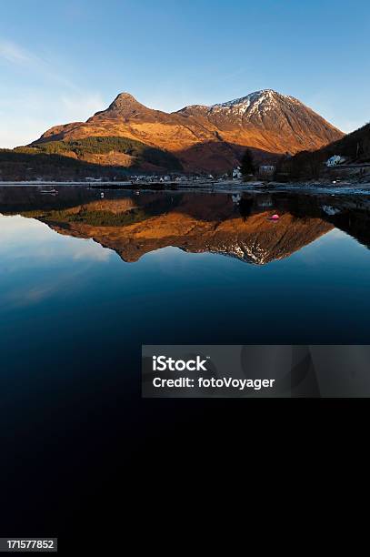 La Scozia Pap Di Glencoe Mountain Riflettendo Highlands A Loch Leven - Fotografie stock e altre immagini di Edificio residenziale