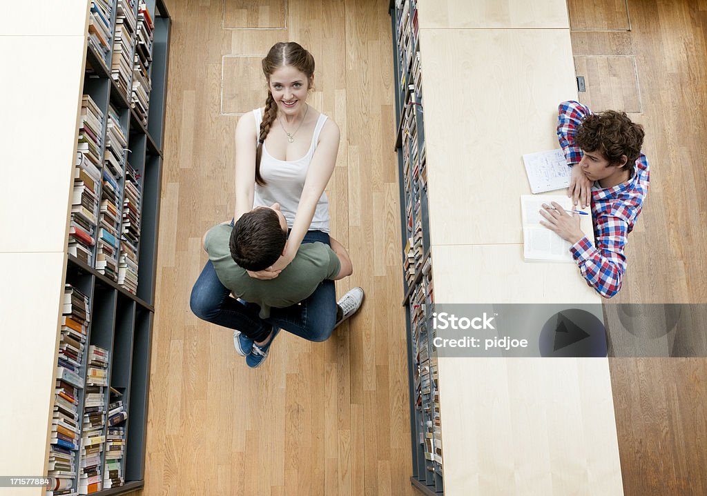 Amanti della high school Libreria - Foto stock royalty-free di Invidia