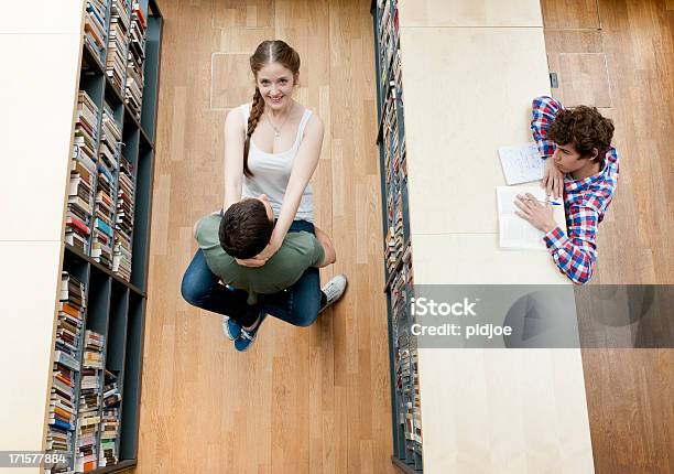 Amanti Della High School Libreria - Fotografie stock e altre immagini di Invidia - Invidia, Adolescente, Berlino - Germania