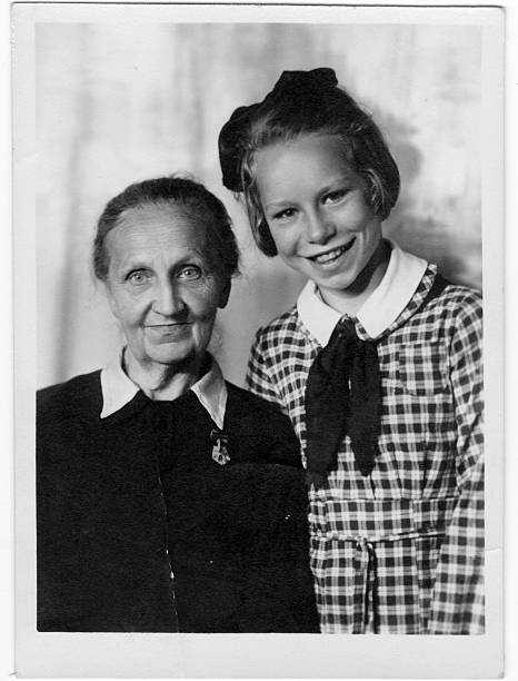 grandma с ее внучка - прежний советский союз стоковые фото и изображения