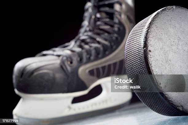 Ice Skate E Disco Da Hockey - Fotografie stock e altre immagini di Attrezzatura - Attrezzatura, Colore nero, Composizione orizzontale