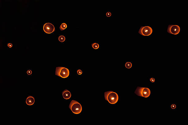 loi krathong mass lantern lançamento - lantern wishing sky night - fotografias e filmes do acervo