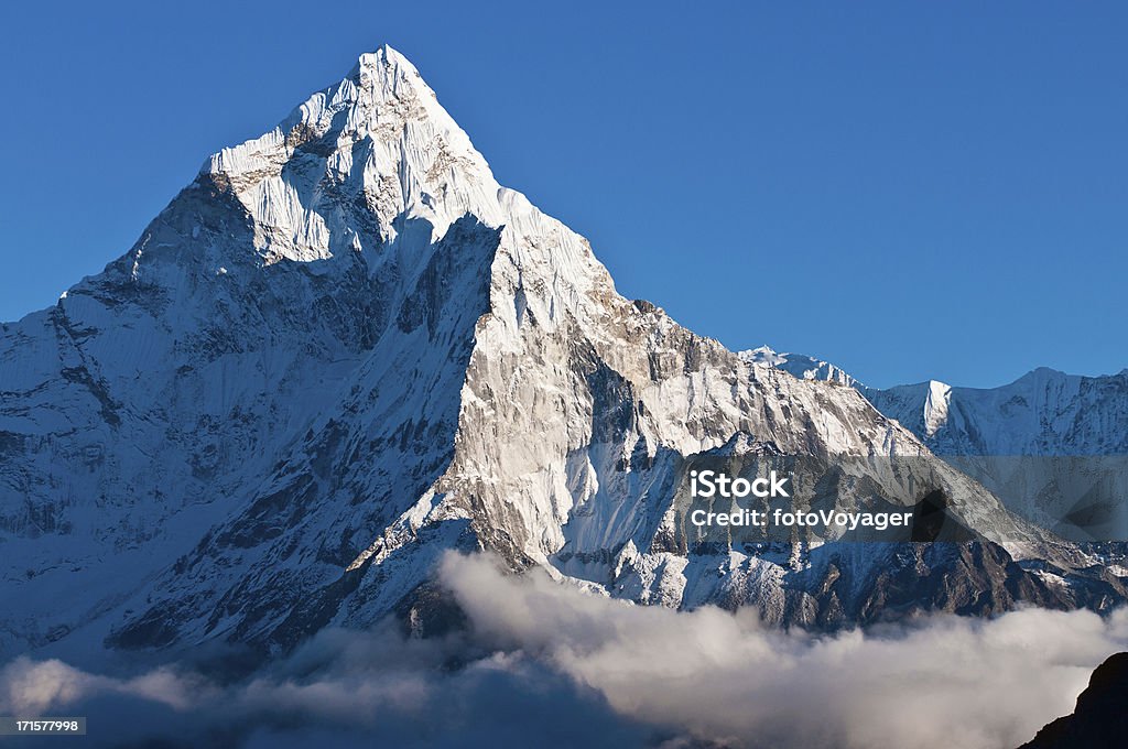 Cumbre de la montaña de nieve pináculos espectacular de piñones Himalayas Nepal en altas altitudes - Foto de stock de Aire libre libre de derechos
