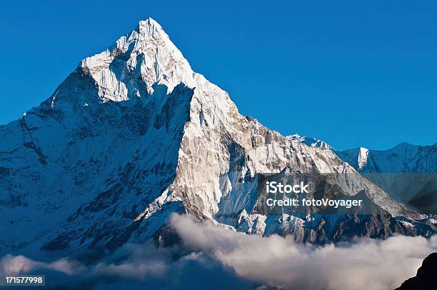 Cumbre De La Montaña De Nieve Pináculos Espectacular De Piñones Himalayas Nepal En Altas Altitudes Foto de stock y más banco de imágenes de Aire libre