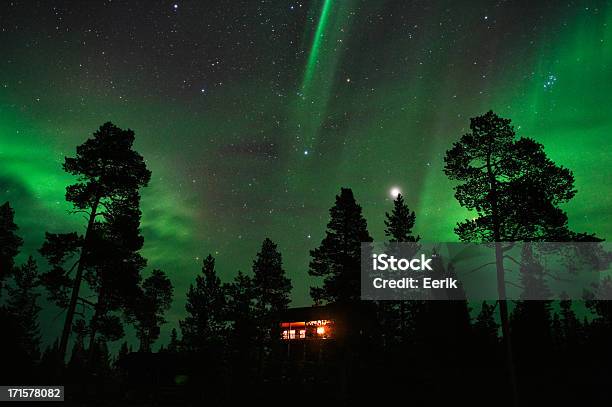 Céu Estrelado Acima Casa - Fotografias de stock e mais imagens de Lapónia finlandesa - Lapónia finlandesa, Aurora Boreal, Finlândia