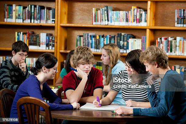 High Schoolschüler Stockfoto und mehr Bilder von Akademisches Lernen - Akademisches Lernen, Bibliothek, Bildung